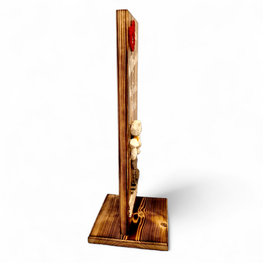 Willkommensschild aus Holz mit Steinblumen-Verzierung