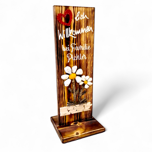 Willkommensschild aus Holz mit Steinblumen-Verzierung