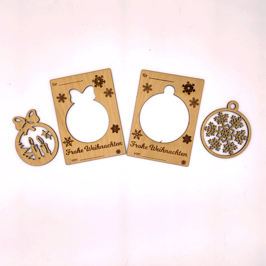 Weihnachtskarte aus Holz mit auslösbarem Christbaumschmuck