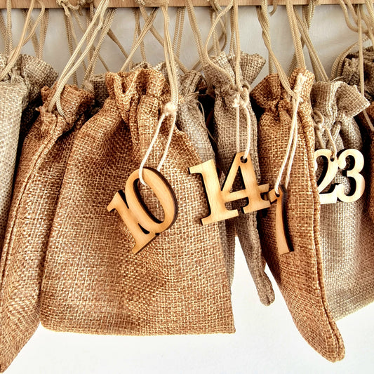 Personalisierter Adventskalender mit Name aus Holz, mit Jutesäckchen für DIY zum befüllen